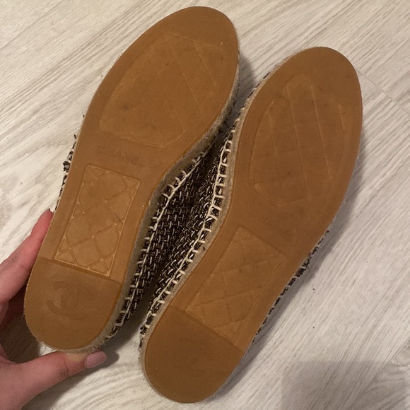 CHANEL Espadrilles Size 38 gold and black in like new condition worn only twice - Picture 4 of 8
